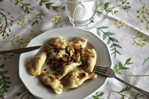 Podgrzewacz do talerzy – kiedy warto się w niego zaopatrzyć?