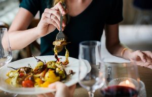 Catering na imprezy – co powinien zawierać?