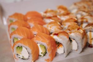 Jakie sushi wybrać na pierwszy raz? Mała degustacja zamiast przypadkowego zamówienia